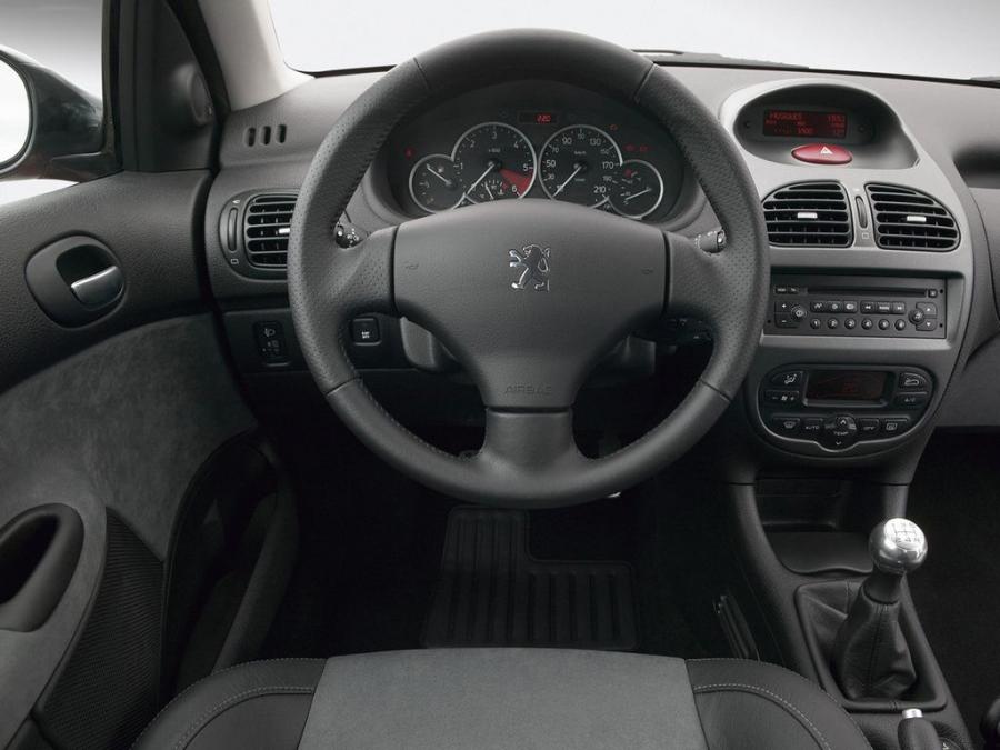 Торпедо Peugeot 206 3-Door 2003 года  (WW) (фото 13 из 13)